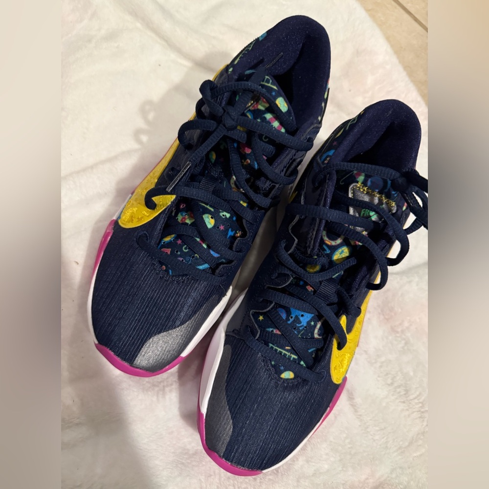 Woman’s Nike sneakers (great condition) size 5.5